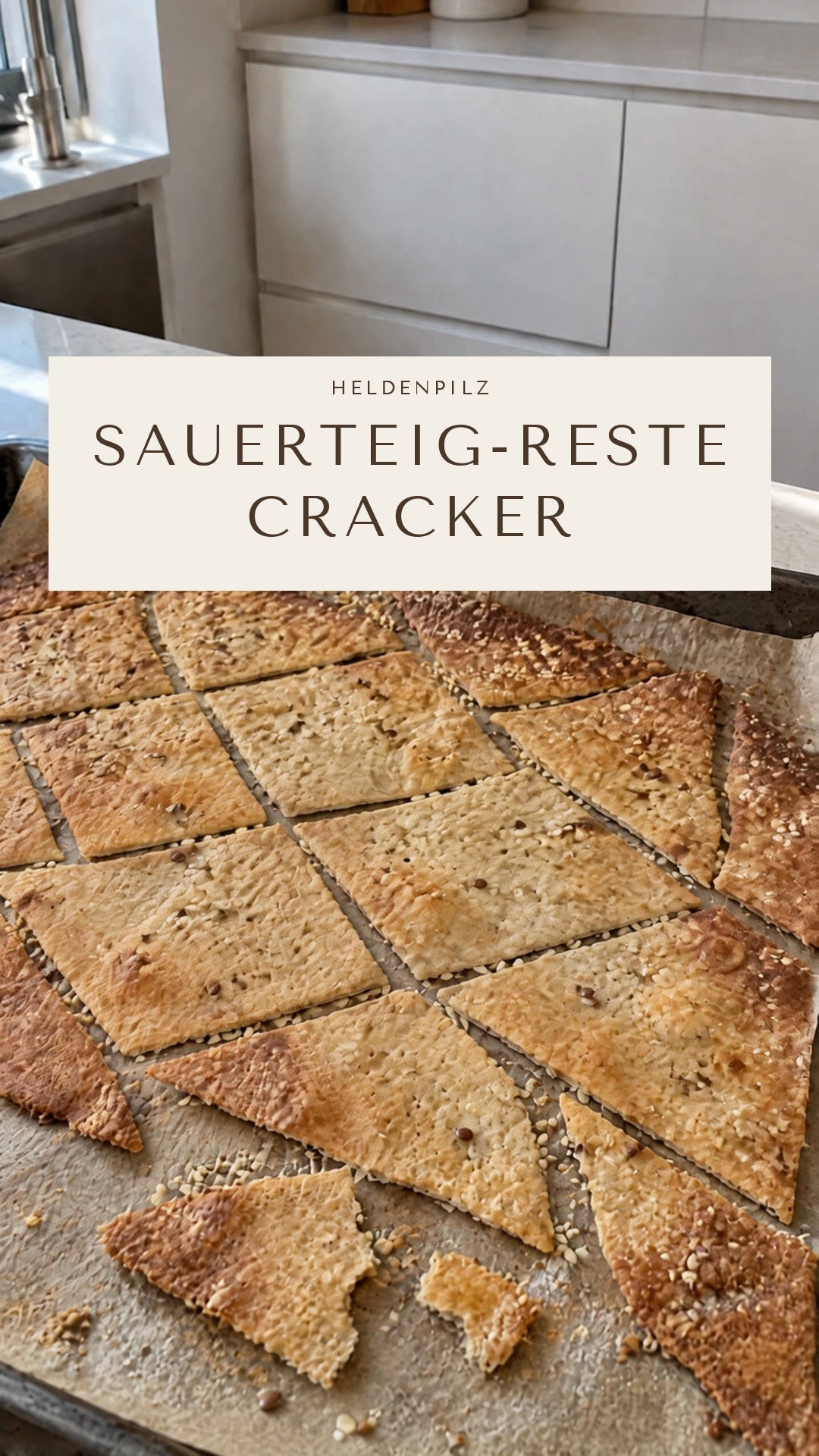 Knusprige Sauerteig-Reste-Cracker mit Sesam und Leinsamen auf dem Backblech