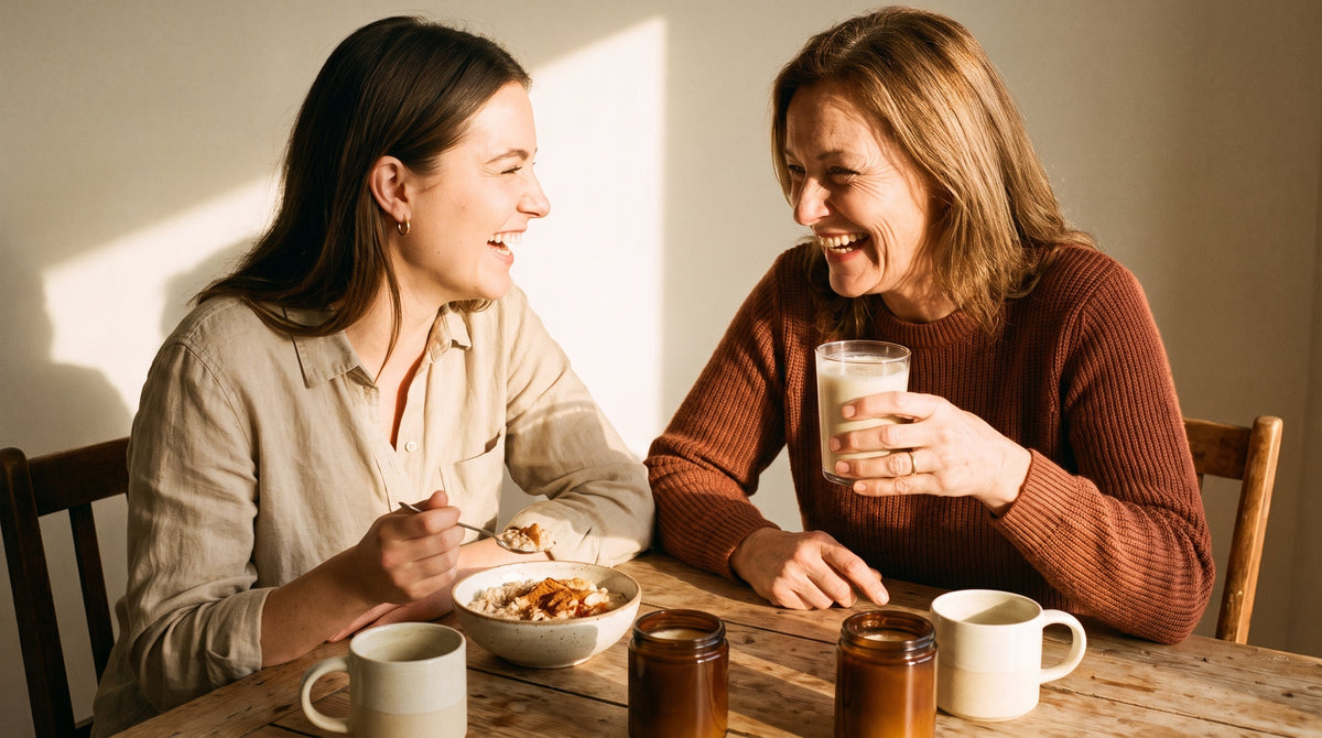 30 Gramm Protein zum Frühstück: zwei Frauen am Holztisch mit Porridge-Schale und Shake